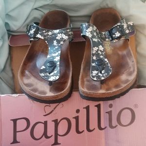 Cute Papapillio sandals